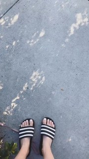 Beth Behrs feet photo thumbnail