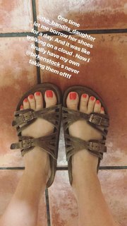 Beth Behrs feet photo thumbnail