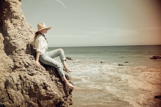Beth Behrs feet photo thumbnail