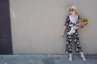 Beth Behrs feet photo thumbnail