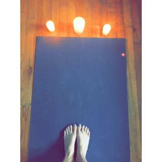 Beth Behrs feet photo thumbnail