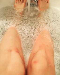 Beth Behrs feet photo thumbnail