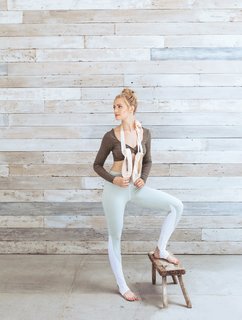 Beth Behrs feet photo thumbnail