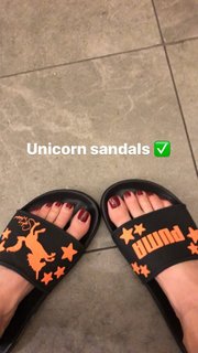 Beth Behrs feet photo thumbnail