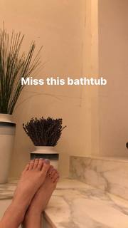 Beth Behrs feet photo thumbnail