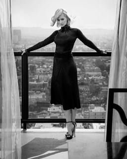 Beth Behrs feet photo thumbnail