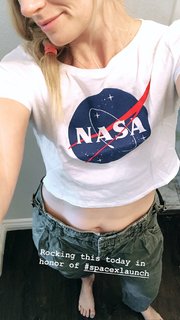 Beth Behrs feet photo thumbnail