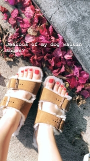 Beth Behrs feet photo thumbnail