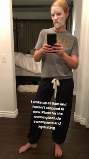 Beth Behrs feet photo thumbnail