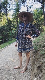 Beth Behrs feet photo thumbnail