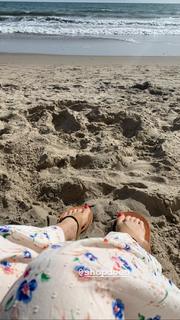 Beth Behrs feet photo thumbnail