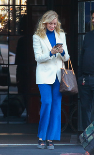 Beth Behrs feet photo thumbnail