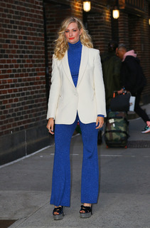Beth Behrs feet photo thumbnail