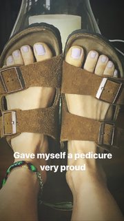 Beth Behrs feet photo thumbnail