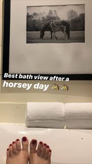 Beth Behrs feet photo thumbnail