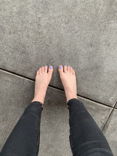 Beth Behrs feet photo thumbnail