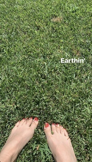 Beth Behrs feet photo thumbnail