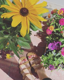 Beth Behrs feet photo thumbnail