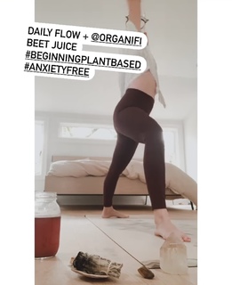 Beth Behrs feet photo thumbnail