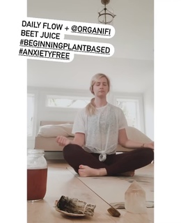 Beth Behrs feet photo thumbnail