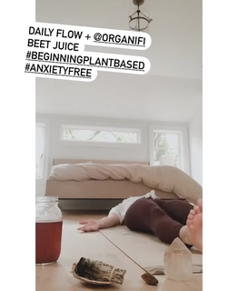 Beth Behrs feet photo thumbnail