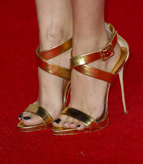 Beth Behrs feet photo thumbnail