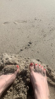 Beth Behrs feet photo thumbnail
