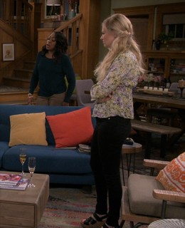 Beth Behrs feet photo thumbnail