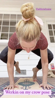 Beth Behrs feet photo thumbnail