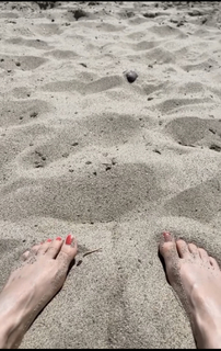 Beth Behrs feet photo thumbnail