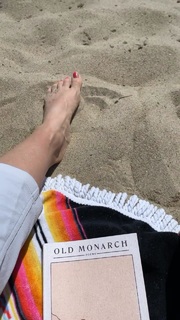 Beth Behrs feet photo thumbnail