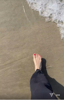 Beth Behrs feet photo thumbnail