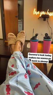 Beth Behrs feet photo thumbnail