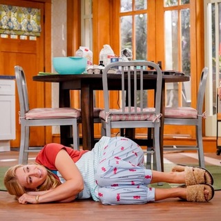 Beth Behrs feet photo thumbnail