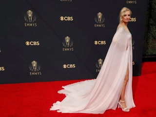 Beth Behrs feet photo thumbnail