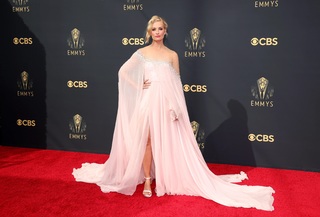 Beth Behrs feet photo thumbnail