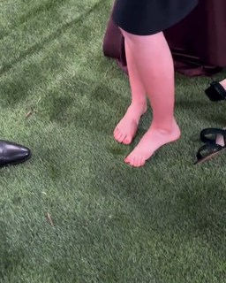 Beth Behrs feet photo thumbnail