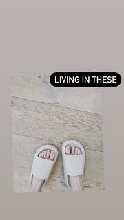 Beth Behrs feet photo thumbnail
