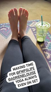 Beth Behrs feet photo thumbnail