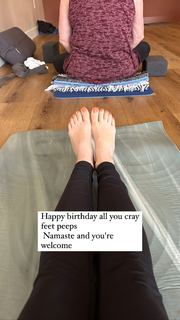 Beth Behrs feet photo thumbnail