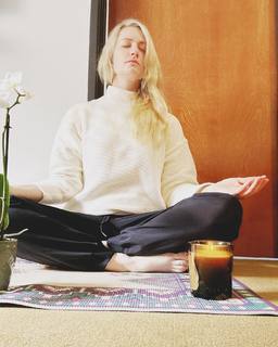 Beth Behrs feet photo thumbnail