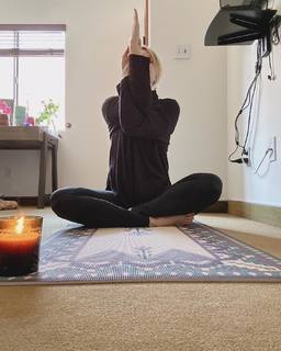Beth Behrs feet photo thumbnail