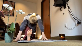 Beth Behrs feet photo thumbnail
