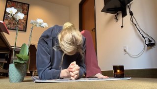 Beth Behrs feet photo thumbnail