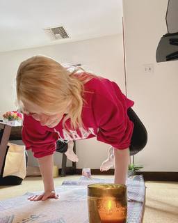 Beth Behrs feet photo thumbnail