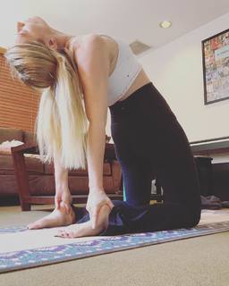 Beth Behrs feet photo thumbnail