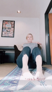 Beth Behrs feet photo thumbnail