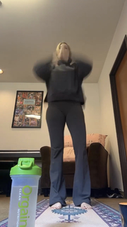 Beth Behrs feet photo thumbnail