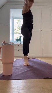 Beth Behrs feet photo thumbnail