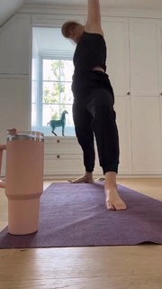 Beth Behrs feet photo thumbnail